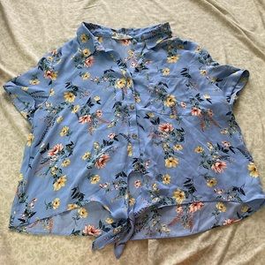 Floral flowy shirt that ties at the bottom